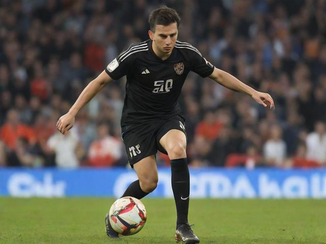 开云体育_ 德甲本赛季的黑马；球队的逆袭历程，德甲开球时间